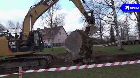 Ukraine War - Soviet soldiers statue was demolished