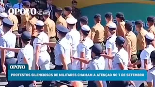 Rejeição ao criminoso de 9 dedos: militares evitam olhar para o palanque durante desfile de 7/9/2023