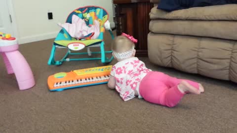 Baby hilariously plays keyboard