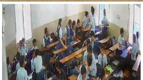 अचानक गिरी स्कूल की छत #shorts #latestnews #Vadodara #School #RoofCollapse #viralvideo #truemimansa