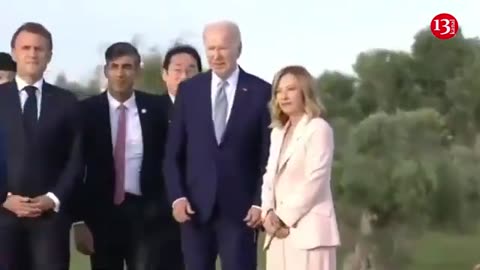 Biden surprised at the G7 Summit, Giorgia Meloni had to catch him in a parachute demonstration