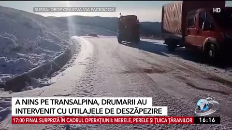 Zăpadă pe Transfăgărăşan şi pe Transalpina | Drumarii au intervenit pentru deszăpezire