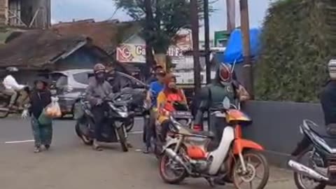 SATRIA BAJA HITAM KEHABISAN BENSIN