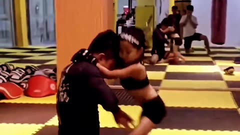 A father tought to her kid how to fight in MMA.. step by step..its very inspirational to all