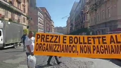 The people of Naples rise up and besiege the headquarters of the National Energy Agency,