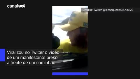 Vídeo flagra homem preso a caminhão após veículo furar bloqueio