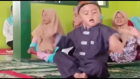 Anak kecil asyik berjoget