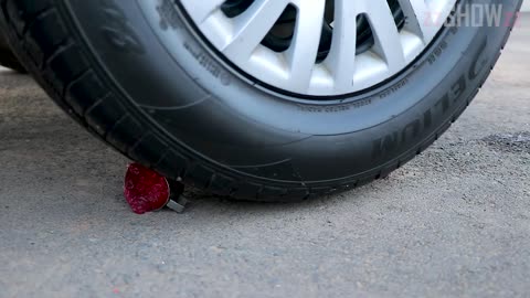 Aplastando Cosas Crujientes y Suaves con el Coche _ Experimento_ Destornilladores VS Rueda de Coche