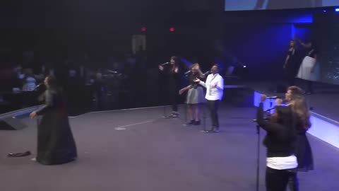 Tasha Cobbs Leonard - Fill Me Up / Overflow (Medley) [Live]