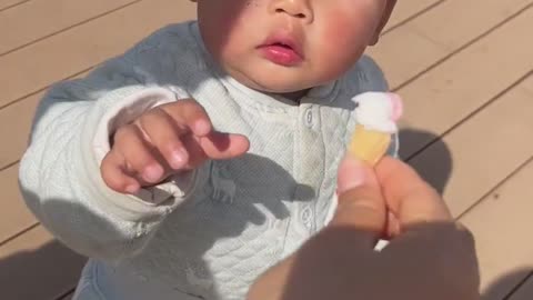 Babies dad good idea for giving to him ice cream 🍦🍨