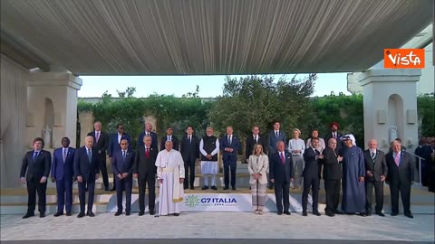 Papa Francesco fa la foto con i leader dei Paesi G7 e degli altri Paesi e organizzazioni invitate alla RIUNIONE DEL G7 il 14 giugno 2024 a Borgo Egnazia in Puglia in MERDALIA💩 tra cui BIden,Macron,Scholz,Trudeau,Sunak,Von Der Layen etc