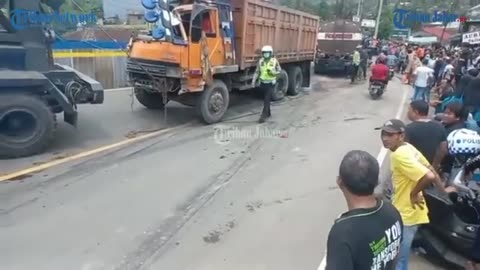 Truk lawan truk