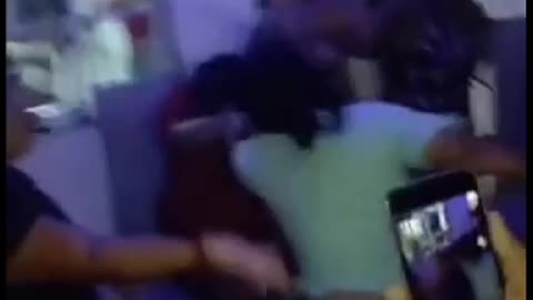 En video: el momento exacto del crimen de una mujer hacia su vecina, en Barranquilla.