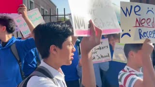 Kids chant "we support asylum seekers but not on school grounds" outside PS 17 in Williamsburg