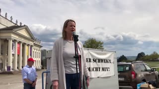 Sabrina Kollmorgen bei 1. Mai-Kundgebung vor dem Fridericianum Museumsgebäude in Kassel in Hessen
