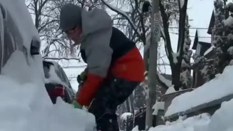 Watch this Toronto boy's priceless reaction to shovelling snow