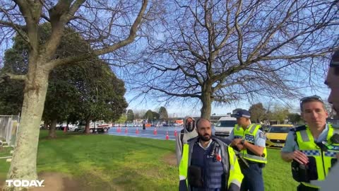 NZ Police posing as window washers....