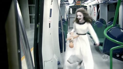 Caméra cachée - Au Brésil, une fille terrorise les passagers du métro