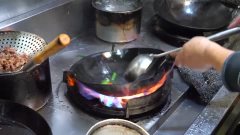 Amazing Wok Skills_ Cooking with Extreme Powerful Fire - Wok Skills in Taiwan _台式大火快炒_ 海鮮熱炒_ 大民生平價海鮮