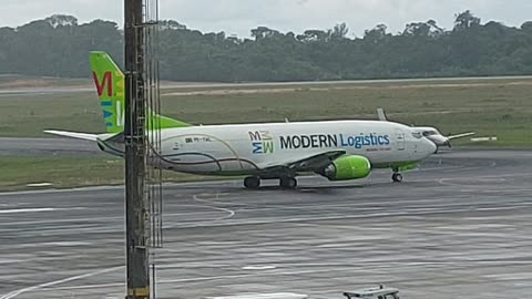 Boeing 737-400F PP-YBC taxia e decola de Manaus para Brasília