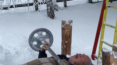 74year old man BENCH PRESSING 80KG on -20ºC MOUNTAIN MAN !!!