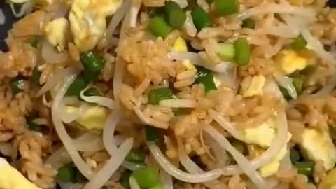 Bean sprouts,eggs,green onions,rice