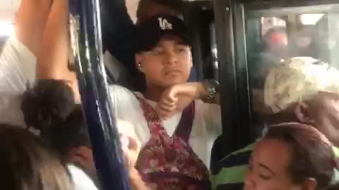 Video: Dos pasajeros se agarran a golpes por un ‘cupito’ en Transcaribe