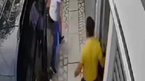 A woman jumps in to stop a thief