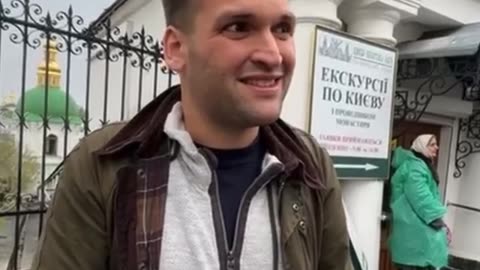 Austrian blogger near the Kiev-Pechersk Lavra is surprised by the difference between media