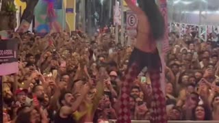 🚨ASSISTA: Vira-lata caramelo dorme no palco enquanto Marina Sena canta em carnaval de Recife.