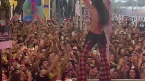 🚨ASSISTA: Vira-lata caramelo dorme no palco enquanto Marina Sena canta em carnaval de Recife.