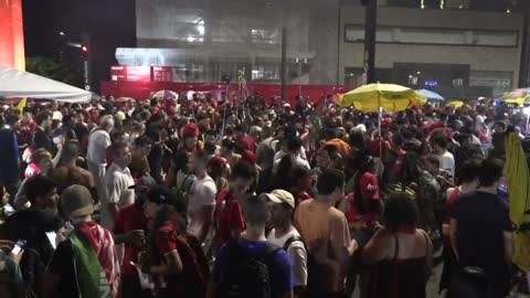 Brazil: supporters celebrate as Lula holds narrow leads | AFP