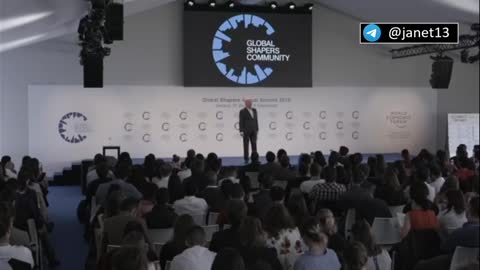 Klaus Schwab en plein briefing de ses recrues au Global Shapers Summit 2018