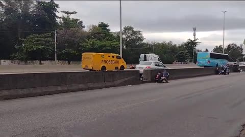 Tiroteio entre PMs e traficantes assusta motoristas na Avenida Brasil
