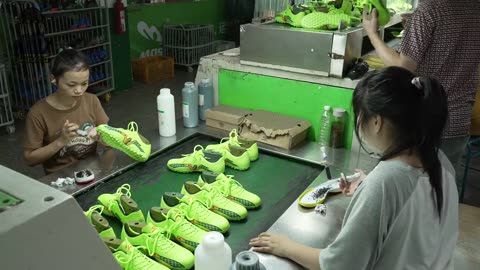 Great, 10 million pairs produced per year. On-site production process in the football boot factory