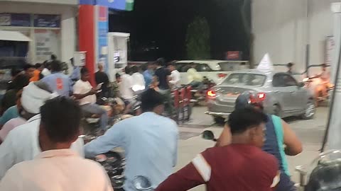 Extreme crowd at Indian Petrol after listing shutdown petrol pump