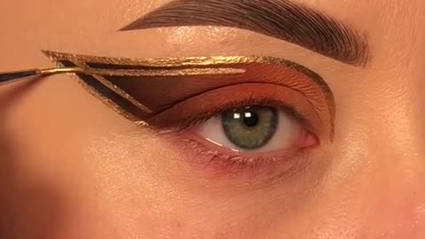 gold eyeliner + neutral eyeshadow🤩 IB @colleen.makeupp🫶🏻 @mishaaltamer