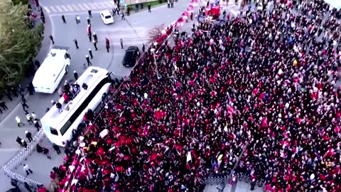 Istanbul mayor's bus pelted with stones during rally