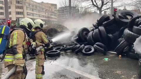 Mil tractores toman Bruselas en protesta con violencia por precariedad del sector agrícola