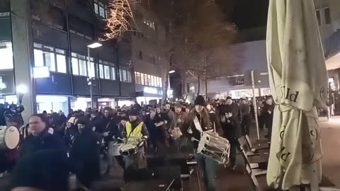 Fakt: Personen in Ulm Deutschland protestieren lautstark gegen die Corona Massnahmen der Regierung..