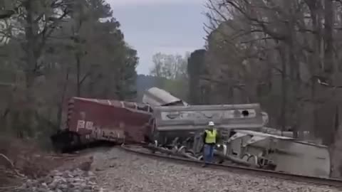 NORFOLK SOUTHERN TRAIN DERAILS IN CALHORN ALABAMA🚦🚂🚠🚋🚧