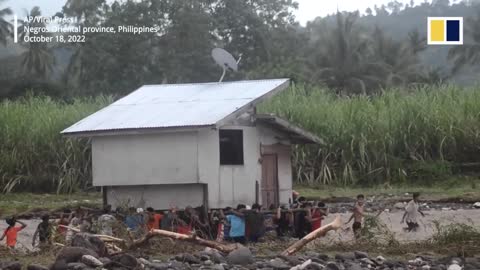 Men pick up and move neighbour’s house to avoid flash flooding in central Philippines (1)