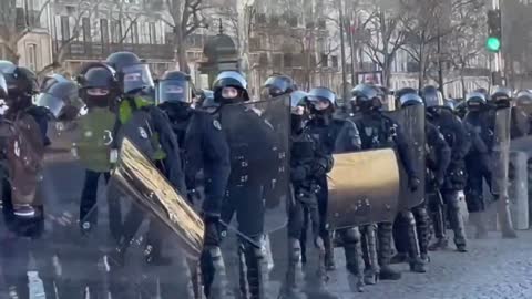 La prefettura di polizia di Parigi schiera sugli Champs il CRS 8 (FAR)