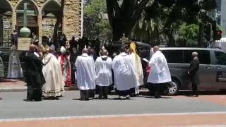 Desmond Tutu: Coffin leaves cathedral