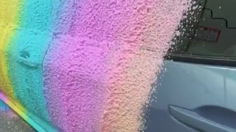 Add some colorful foam when washing the car, and enjoy it visually.