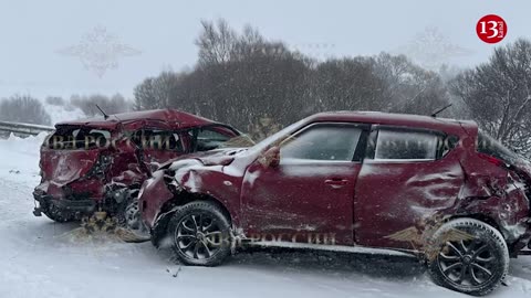 A large number of cars collided in an accident on an icy road in Moscow - images from the area