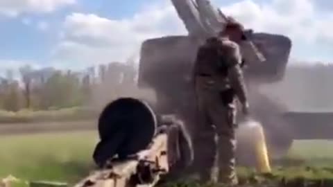 Ukrainian service members operate a 2A65 Msta-B 152mm howitzer