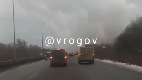 Ukr Himars firing from a busy road while civilian cars drive past