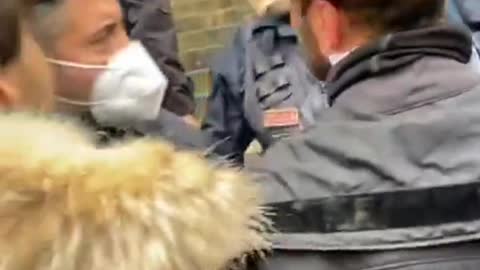 Roma, poliziotti maltrattano deputata eletta dal popolo Sara Cunial. 20 Gennaio 2022