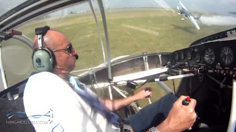 Habilidoso piloto toca el suelo con el ala de un avión de acrobacias